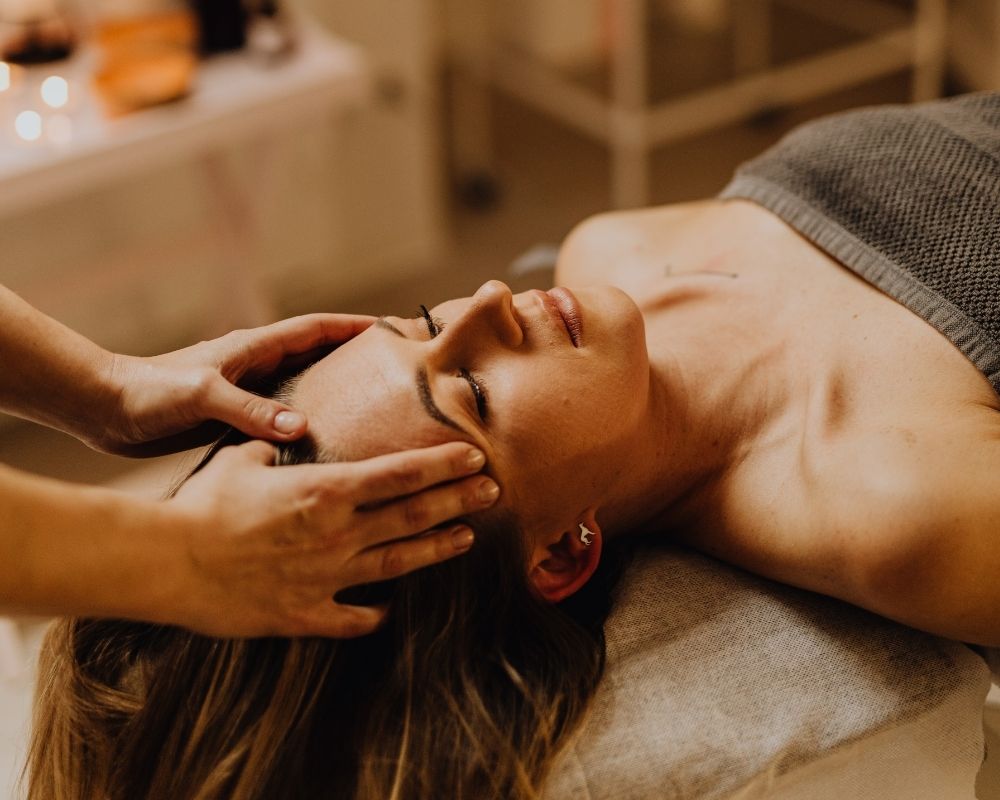A relaxing massage treatment on a Zenaa retreat